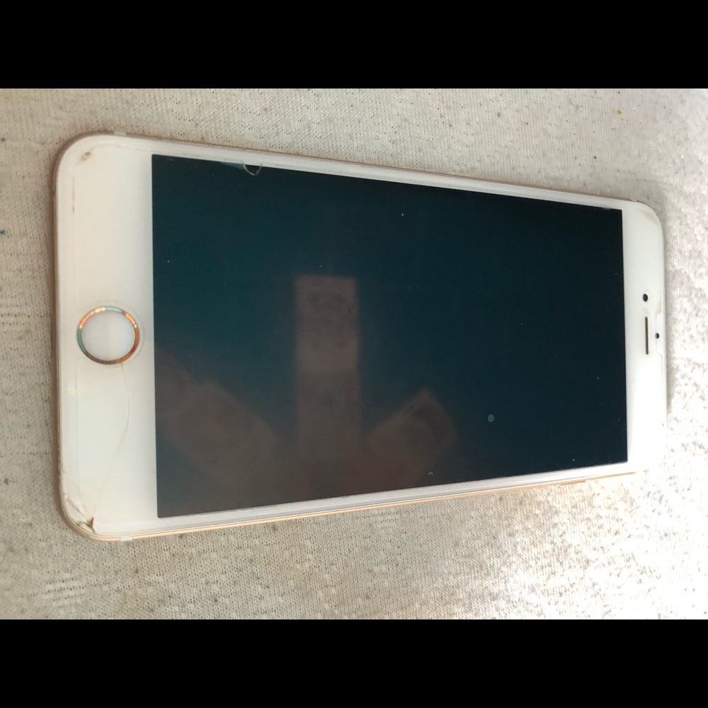 iPhone 6s Plus! Small crack in the right hand side